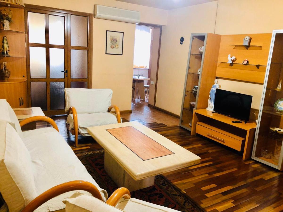 Republic Square Apartment Єреван Екстер'єр фото